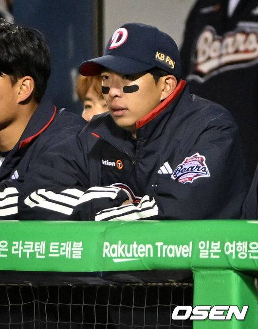 [OSEN=잠실, 조은정 기자]삼성 타선이 7회에만 8점을 뽑는 무서운 화력을 뽐내며 연패를 끊어냈다.&nbsp;프로야구 삼성 라이온즈는 29일 서울 잠실구장에서 열린 2025 신한 SOL뱅크 KBO리그 두산 베어스와의 시즌 2차전에서 13-2 역전승을 거뒀다.&nbsp;9회말 두산 김석민이 벤치에서 경기를 지켜보고 있다. 2025.03.29 /cej@osen.co.kr