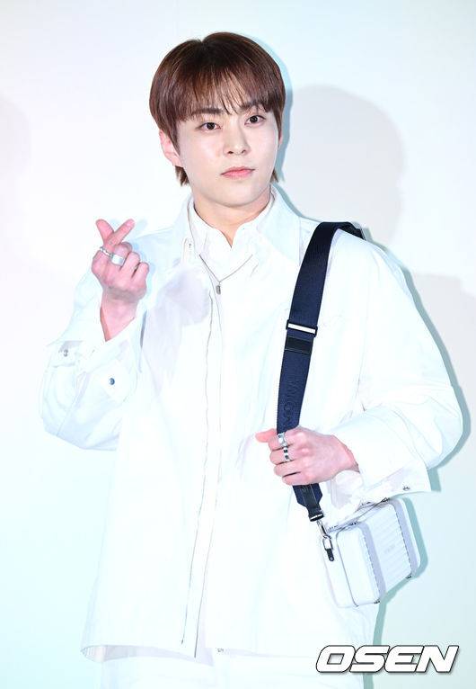 [OSEN=이대선 기자] 15일 오후 서울 성동구 에스팩토리에서 프리미엄 모빌리티 브랜드 새로운 컬렉션 공개 행사가 열렸다.이날 트레저 준규와 하루토, 세븐틴 에스쿱스와 원우, 엑소 시우민과 백현, 태국 배우 마일 팍품, 배우 로운, 카레이서 루이스 해밀턴, 블랙핑크 로제가 자리를 빛냈다.엑소 시우민이 포토타임을 가지고 있다. 2024.04.15 /sunday@osen.co.kr