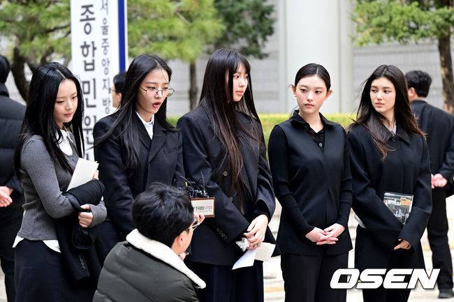 [OSEN=최규한 기자] 7일 서울 서초동 서울중앙지방법원에서 어도어가 뉴진스(NJZ) 멤버 5명을 상대로 낸 '기획사 지위보전과 광고 계약 체결 금지 가처분' 사건의 첫 심문기일이 진행됐다.이날 뉴진스(NJZ) 멤버 민지, 하니, 다니엘, 해린, 혜인 모두 직접 법원에 출석했다.&nbsp;뉴진스(NJZ) 멤버 하니, 민지, 혜인, 해린, 다니엘(왼쪽부터)가 법원을 나서며 취재진에게 입장을 전하고 있다. 2025.03.07 / dreamer@osen.co.kr