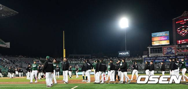 [OSEN=인천, 최규한 기자] 4일 오후 인천 SSG랜더스필드에서 ‘2025 신한 SOL Bank KBO리그’ SSG 랜더스와 KT 위즈의 경기가 열렸다.홈팀 SSG은 김광현, 방문팀 KT는 윌리엄 쿠에바스를 선발로 내세웠다.3회말 무사 2루 상황 SSG 에레디아가 KT 선발 쿠에바스와 신경전을 벌인 끝에 볼넷을 얻어냈다. 이후 쿠에바스가 에레디아에게 다가가자 양 팀 선수들이 그라운드로 나오며 두 선수를 말리고 있다. 2025.04.04 / dreamer@osen.co.kr