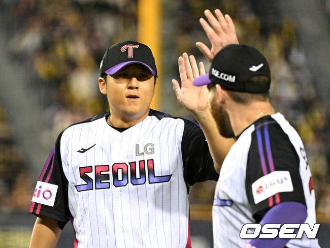 [OSEN=잠실, 이대선 기자] 4일 오후 서울 잠실야구장에서 2025 신한 SOL Bank KBO리그 LG 트윈스와 KIA 타이거즈의 경기가 열렸다.LG는 송승기, KIA는 양현종을 선발 투수로 내세웠다.5회초 2사 1루에서 LG 송승기가 KIA 최원준을 땅볼로 처리하고 오스틴과 환호하고 있다. 2025.04.04 /sunday@osen.co.kr