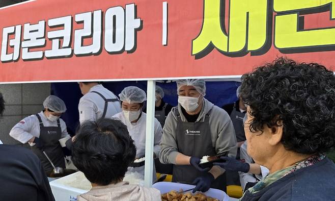 지난 3일&nbsp;백종원 대표가 이끄는 더본코리아가 길안중학교 무료급식소에서 배식 봉사를 하고 있다. 안동시 제공