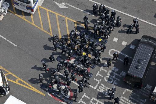 4일 오전 서울 종로구 헌법재판소 인근에서 경찰 병력이 방호복을 착용한 채 돌발 상황에 대기하고 있다. 뉴시스