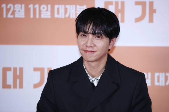 이승기, 행복한 미소 - 배우 이승기가 21일 오후 서울 송파구 롯데시네마 월드타워에서 열린 영화 ‘대가족’ 언론시사회 및 기자간담회에서 미소 짓고 있다. 2024.11.21 연합뉴스