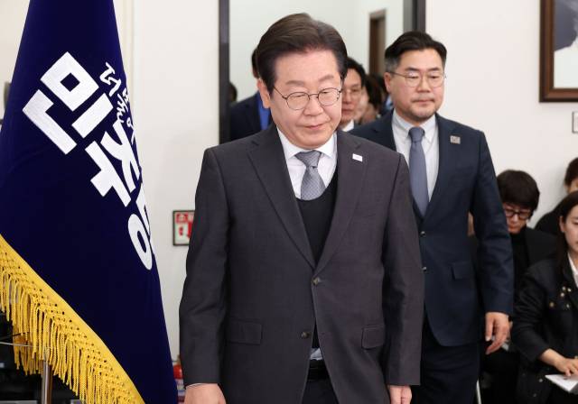 이재명 더불어민주당 대포가 4일 국회에서 헌법재판소의 윤 전 대통령 파면 선고 이후 입장을 밝히기 위해 회의실에 들어서고 있다. 성형주 기자