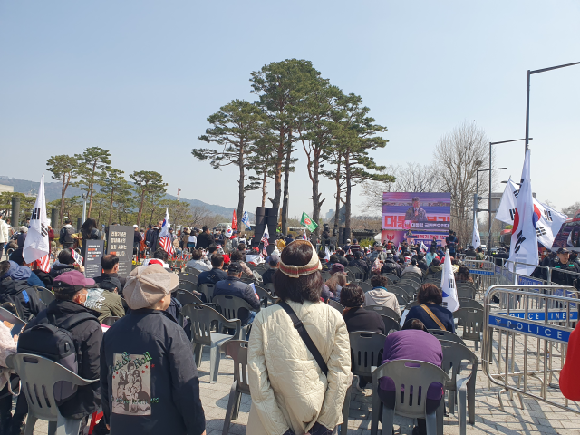 서울 용산구 전쟁기념관 앞에 모인 윤 전 대통령 지지자들이 탄핵 선고 후 오열하고 있다. 장형임기자