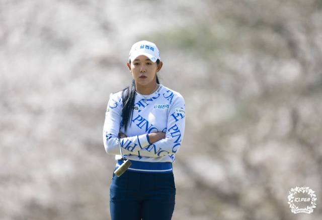 그린 공략을 고심하고 있는 박보겸. 사진 제공=KLPGA