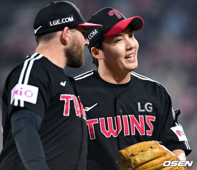 LG 임찬규(오른쪽)가 3일 수원 KT전에서 역투하고 마운드를 내려오고 있다.