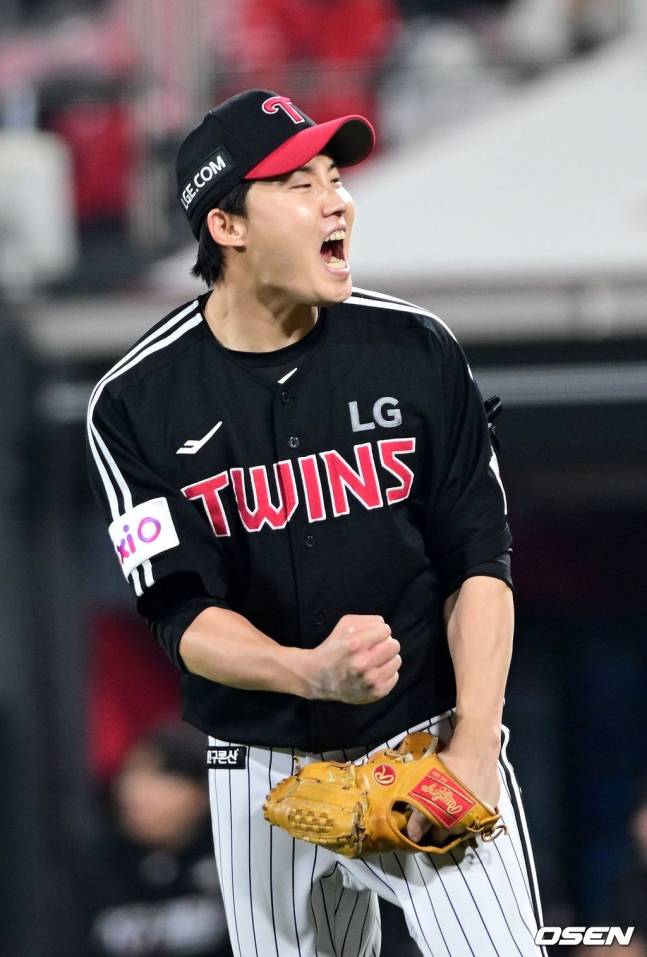 LG 임찬규가 3일 수원 KT전에서 역투하고 포효하고 있다.