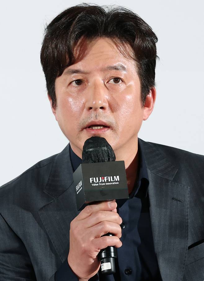 (서울=뉴스1) 권현진 기자 = 정준호 집행위원장이 1일 오후 서울 용산구 CGV용산아이파크몰에서 열린 제26회 전주국제영화제 상영작 발표 기자회견에서 취재진 질문에 답하고 있다.  제26회 전주국제영화제는 올해도 '우리는 늘 선을 넘지'라는 슬로건과 함께 오는 30일부터 5월 9일까지 열흘간 전주 영화의 거리를 비롯해 전주시 일대에서 개최된다. 2025.4.1/뉴스1  Copyright (C) 뉴스1. All rights reserved. 무단 전재 및 재배포,  AI학습 이용 금지. /사진=(서울=뉴스1) 권현진 기자