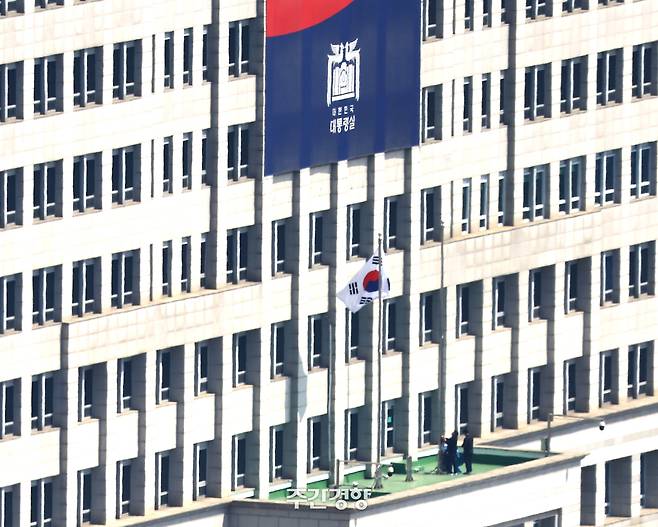 4일 헌법재판소의 윤석열 대통령에 대한 헌법재판소의 파면 선고가 내려지자 용산 대통령실 청사 앞 봉황기가 내려지고 있다. 사진공동취재단