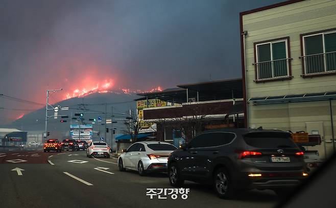 지난 3월 25일 경북 안동시 외곽도로의 야산으로 산불이 번지고 있다. 성동훈 기자