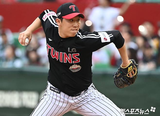 LG 투수 박명근은 3일 수원 KT위즈파크에서 열린 '2025 신한 SOL Bank KBO 리그' KT와 시즌 두 번째 맞대결에서 구원 등판했다. 최종 성적 1⅓이닝 무실점으로 5-1 팀 승리를 지켜 시즌 첫 세이브를 챙겼다. 엑스포츠뉴스 DB