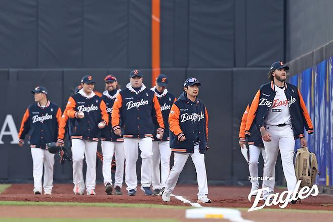 한화 이글스가 3일 대전 한화생명 볼파크에서 열린 2025 신한 SOL Bank KBO리그 롯데 자이언츠와의 팀 간 2차전에서 2-4로 졌다. 사진 한화 이글스