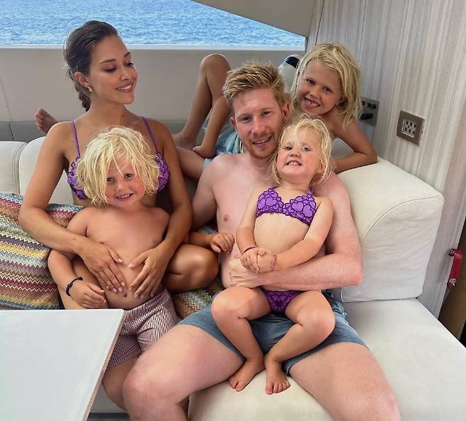 영국 공영방송 BBC는 4일(한국시간) 케빈 더브라위너가 이번 시즌이 끝나고 계약이 만료되면 맨체스터 시티를 떠나는 게 확정됐다고 보도했다. 2015년부터 맨시티에서 뛴 벨기에 미드필더 더브라위너는 지금까지 413경기에 출전해 106골 174도움을 기록했다. 맨시티 레전드인 더브라위너는 자신의 사회관계망서비스(SNS)를 통해 시즌이 끝나면 클럽을 떠날 생각이라고 팬들에게 발표했다. 더브라위너 SNS