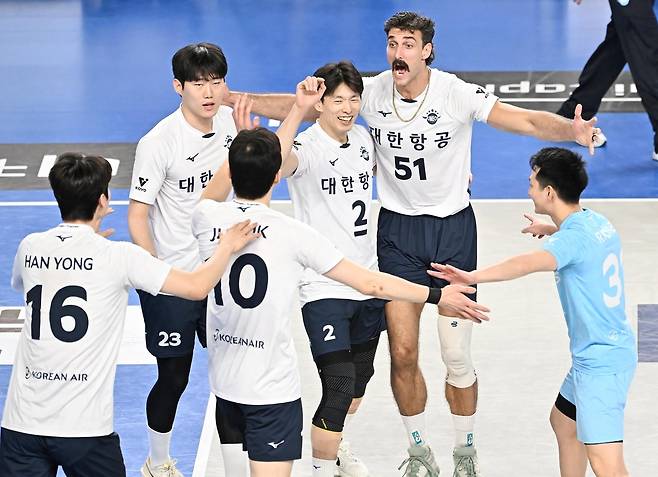 챔프 2차전에서 득점 후 기뻐하는 대한항공 선수들 [한국배구연맹 제공. 재판매 및 DB 금지]
