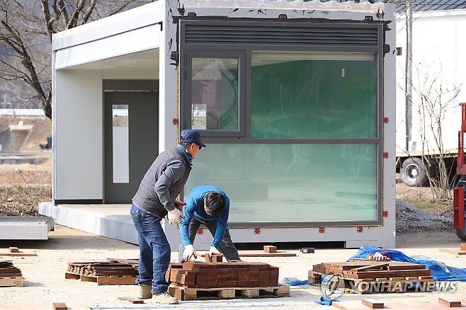 산불 이재민 임시주거시설 '모듈러주택' 설치 (안동=연합뉴스) 박세진 기자 = 31일 경북 안동시 일직면 권정생어린이문학관 앞에 산불 이재민 긴급주거시설인 모듈러주택 설치를 위한 기초 바닥 공사가 진행되고 있다. 2025.3.31 psjpsj@yna.co.kr