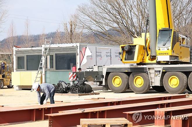 산불 이재민 임시주거시설 '모듈러주택' 설치 (안동=연합뉴스) 박세진 기자 = 31일 경북 안동시 일직면 권정생어린이문학관 앞에 산불 이재민 긴급주거시설인 모듈러주택 설치를 위한 기초 바닥 공사가 진행되고 있다. 2025.3.31 psjpsj@yna.co.kr