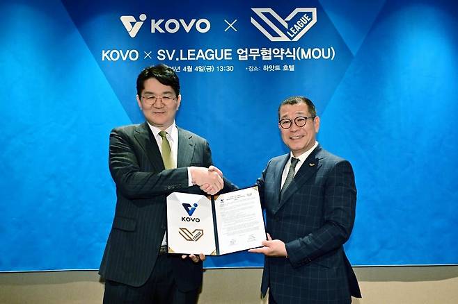 악수 하는 조원태 KOVO 총재 조원태 한국배구연맹 총재(왼쪽)가 4일 서울 용산구 그랜드하얏트서울 호텔에서 마사키 오카와 일본 SV리그 회장과 업무협약을 맺은 뒤 악수하고 있다. [한국배구연맹 제공. 재배포 및 DB 금지]