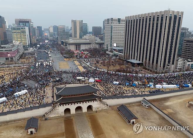 삼일절에 둘로 나뉜 대한민국 (서울=연합뉴스) 신현우 기자 = 삼일절인 1일 서울 곳곳에서 윤석열 대통령 탄핵 찬반 집회가 열리고 있다. 아래 경복궁 광화문 인근에서 윤석열즉각퇴진·사회대개혁 비상행동 범시민 대행진이, 위 세종대로에서 대한민국바로세우기국민운동본부 탄핵 반대 집회가 열리고 있다. 2025.3.1 nowwego@yna.co.kr
