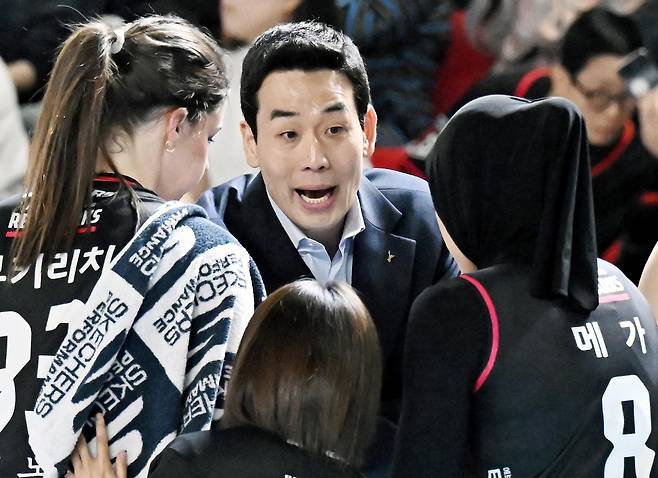 선수들에게 작전 지시하는 고희진 정관장 감독 [한국배구연맹 제공. 재판매 및 DB 금지]