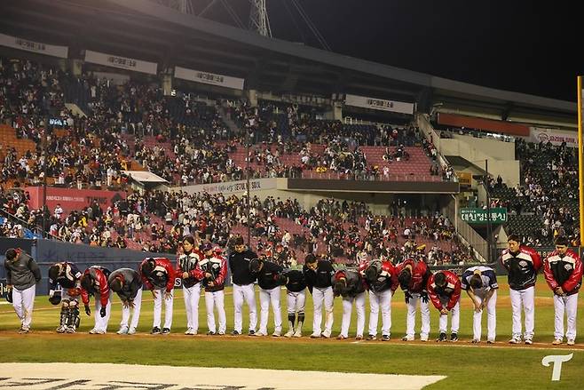 &nbsp;지난3일 경기를 마치고 LG트윈스 선수들이 팬들을 향해 인사하고 있다.