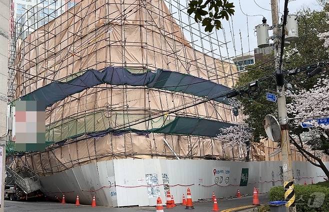 5일 전남 여수에서 해체 건물이 기울어지는 사고가 발생해 차량이 파손된 모습.(독자 제공. 재판매 및 DB금지) 2025.4.5/뉴스1