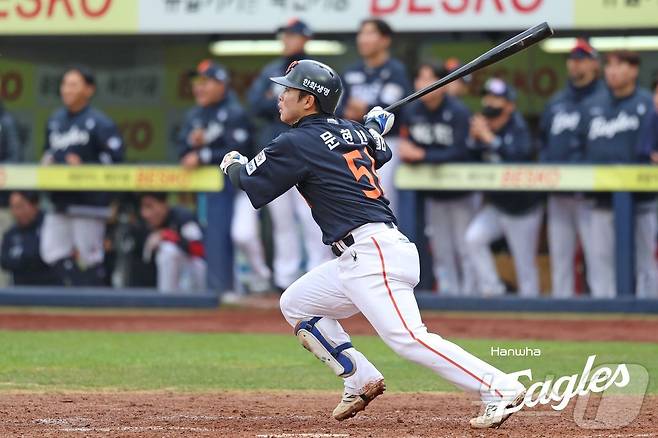 한화 이글스 문현빈이 5일 열린 2025 KBO리그 삼성 라이온즈전에서 개인 첫 연타석 홈런을 터뜨려 팀의 4연패 탈출을 견인했다. (한화 이글스 제공)