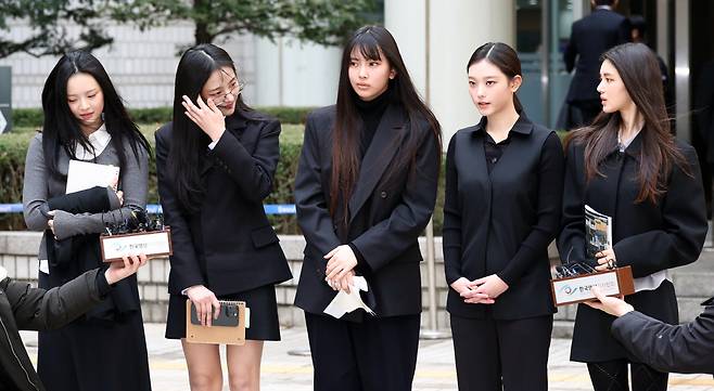 법정출석 마친 뉴진스(NJZ)

걸그룹 뉴진스(NJZ)가 7일 서울 서초구 서울중앙지방법원에서 열린 '기획사 지위보전 및 광고계약 체결 등 금지' 가처분 신청의 심문기일을 마친 뒤 법원 청사를 나서며 취재진 질문에 답하고 있다.     왼쪽부터 하니, 민지, 혜인, 해린, 다니엘. 2025.3.7

<저작권자(c) 연합뉴스, 무단 전재-재배포, AI 학습 및 활용 금지>