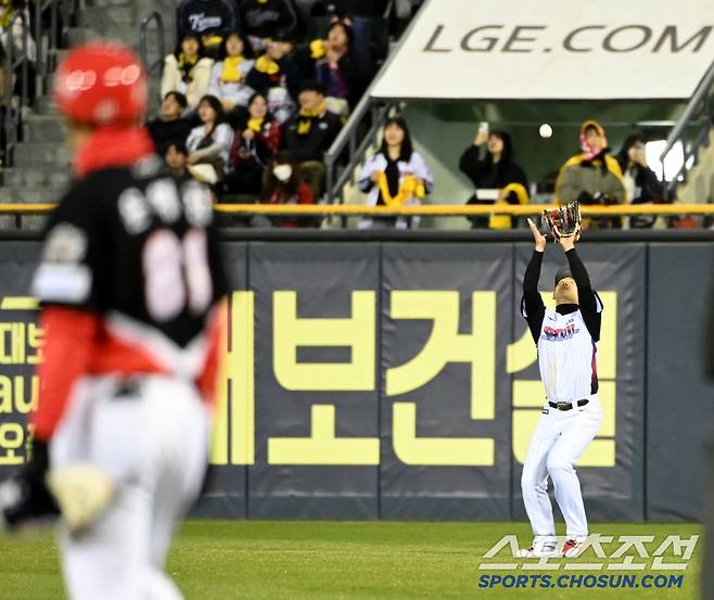 김규성의 타구를 잡아내는 우익수 홍창기
