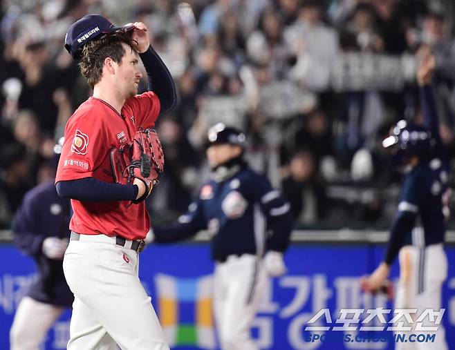 4일 부산 사직야구장에서 열리는 KBO리그 롯데와 두산의 경기. 7회 결국 강판 당한 롯데 선발 반즈. 부산=송정헌 기자songs@sportschosun.com/2025.04.04/