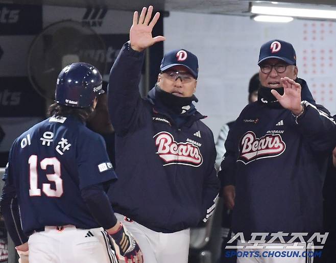 4일 부산 사직야구장에서 열리는 KBO리그 롯데와 두산의 경기. 7회 1사 3루. 강승호 내야 땅볼 때 득점에 성공한 이유찬. 부산=송정헌 기자songs@sportschosun.com/2025.04.04/