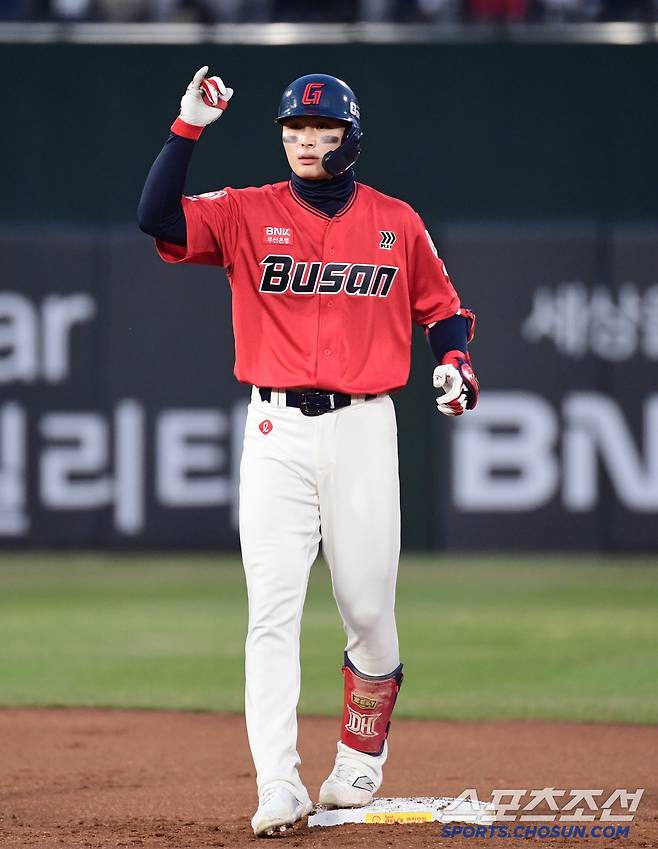 4일 부산 사직야구장에서 열리는 KBO리그 롯데와 두산의 경기. 1회 1타점 2루타를 날린 윤동희. 부산=송정헌 기자songs@sportschosun.com/2025.04.04/