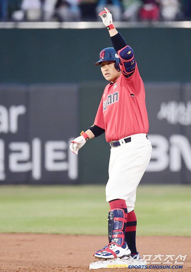 1회 2타점 2루타로 찬스를 살린 유강남.