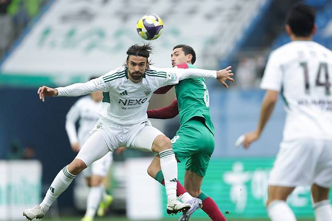 대전월드컵경기장/ K리그1/ 대전하나시티즌 vs 전북현대모터스/ 전북 콤파뇨, 대전 밥신/ 경합/ 사진 정재훈