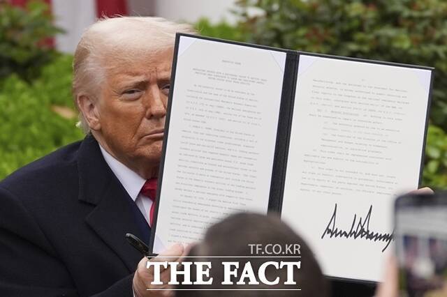 도널드 트럼프 미국 대통령이 지난 2일(현지시간) 백악관 로즈가든에서 상호 관세 부과와 관련된 행정 명령에 서명한 후 이를 들어 보여주고 있다. /AP·뉴시스