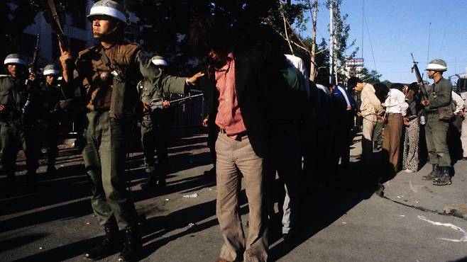 1980년 광주에서는 민주화 운동으로 수백 명이 목숨을 잃었을 뿐만 아니라 수많은 이들이 다치거나 고문당하거나 투옥되었다