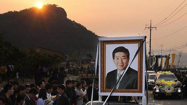 노 전 대통령에 대한 여론은 사후 크게 개선되었다