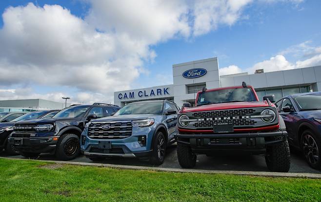 캐나다 브리티시컬럼비아주 밴쿠버의 한 포드 대리점에 신차가 전시돼 있다. 마크 카니 캐나다 총리는 목요일 캐나다도 캐나다-미국-멕시코 협정(CUSMA)을 준수하지 않는 미국에서 수입되는 모든 차량에 25%의 관세를 부과하는 미국의 접근 방식에 맞춰 대응할 것이라고 발표했다. /신화 연합뉴스