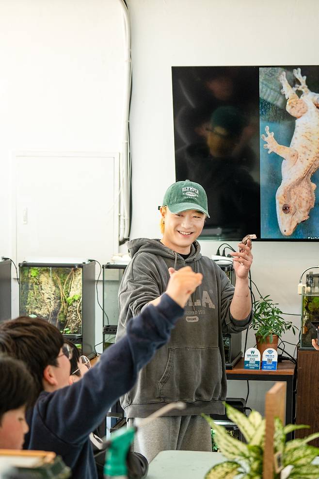 지난달 29일 아웃사이더가 어린이 수강생들에게 파충류 강의를 하고 있다. “독 있나요?” “독 있으면 법적으로 유통이 안 됩니다.” “돈 많이 드나요?” “강아지에 비하면 10분의 1 수준이에요.” /임화승 영상미디어 기자