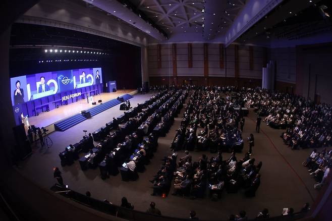 지난해 5월 최대 4300명까지 수용 가능한 국내 유일 리조트형 컨벤션센터인 제주국제컨벤션센터(ICC 제주)에서 제주포럼이 열리고 있다. 올해도 ICC 제주에서 APEC 관련 주요 회의들이 열린다. 제주도 제공