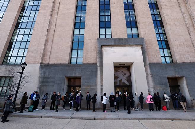 1일(현지 시각) 미국 보건복지부 직원들이 출입증을 태그하기 위해 줄 서 있다. 사진=로이터 연합뉴스