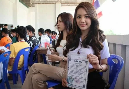 징병 검사장에 등장한 여성들. 사진 = Thaiger