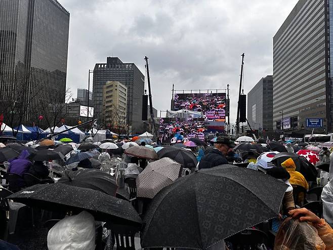 5일 서울 광화문역 인근에서 윤석열 전 대통령 탄핵 반대 집회가 이어지고 있다. 사진=정경수 기자