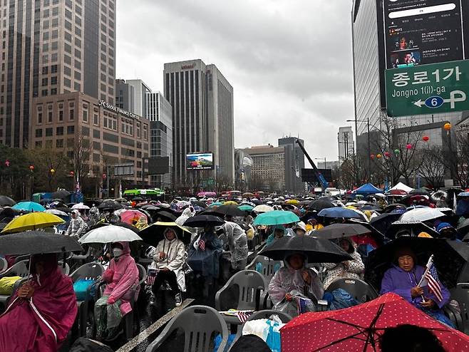 5일 서울 광화문역 인근에서 윤석열 전 대통령 탄핵 반대 집회가 이어지고 있다. 사진=정경수 기자