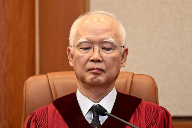 정형식 헌법재판관이 4일 서울 종로구 헌재 대심판정에서 열린 윤석열 전 대통령 탄핵심판에 참석해 있다. 사진공동취재단