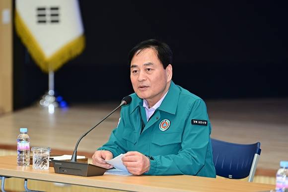 4일 배낙호 김천시장이 대통령 탄핵 인용 결정과 관련해 긴급 간부회의를 소집하고 대응책을 논의하고 있다. [사진=김천시청]