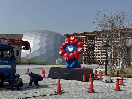 지난달 25일 찾아간 일본 오사카 엑스포 현장. 4월 13일 개막을 앞두고 공식 마스코트인 먀쿠먀쿠 설치를 하고 있다. 김현예 특파원