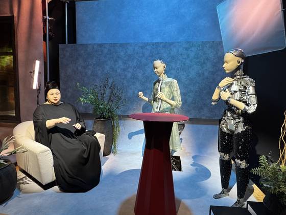 마스코 디럭스가 안드로이드와 인터뷰를 하는 상황을 재현해 놓은 생명의 미래관. 김현예 특파원