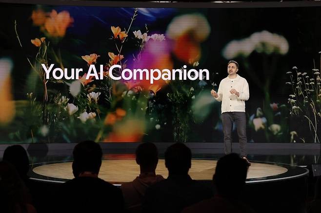 무스타파 술레이만 마이크로소프트(MS) AI사업부 CEO가 4일(현지시간) 미국 레드먼드 본사에서 개최된 창사 50주년 행사에서 코파일럿의 개편을 발표하고 있다./ 마이크로소프트 제공